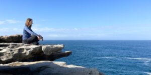 Frau übt die Pilates Atmung