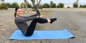 Frau mach Bauchübung am TRX