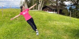 Frau macht eine TRX Armübung