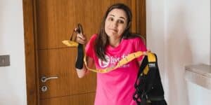 Frau möchte TRX an der Türe befestigen