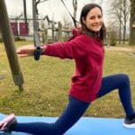Frau macht Übung am TRX