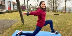 Frau macht Übung am TRX