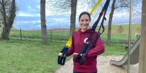 Frau hat Lidl Slingtrainer und TRX in der Hand