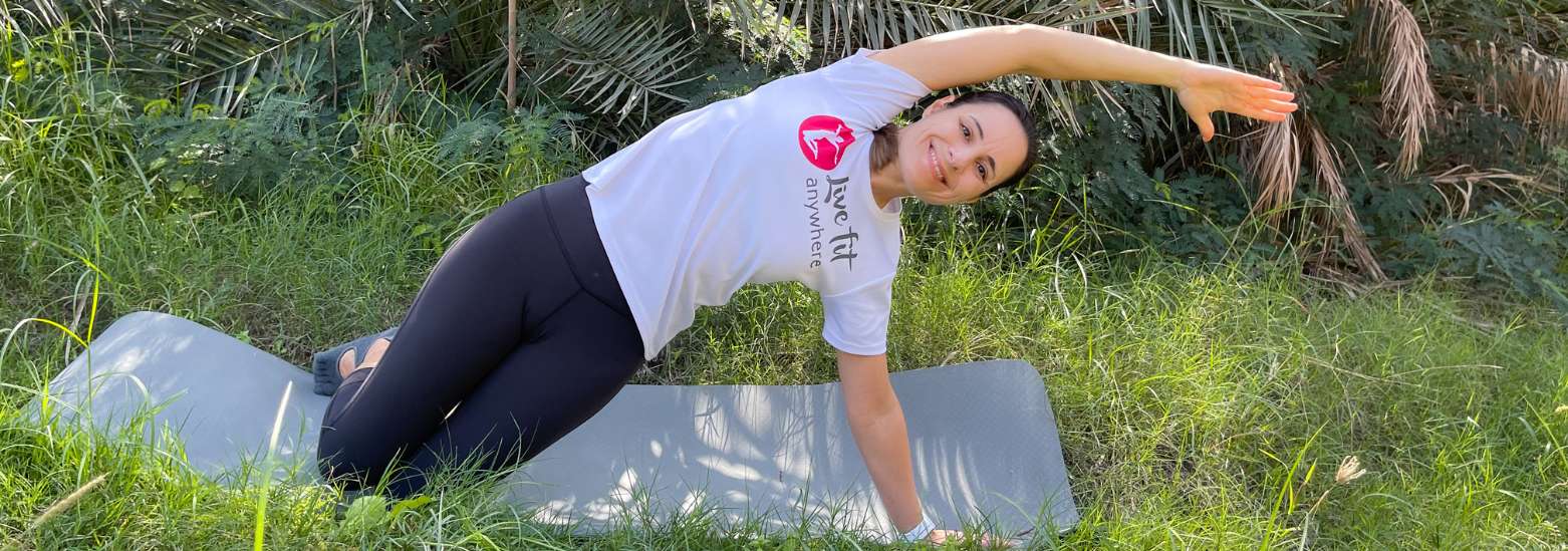 Frau macht eine Pilates für den Bauch Übung auf der Matte