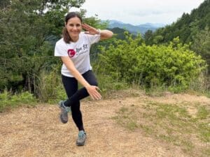 Frau macht Fitnessübung im Stehen