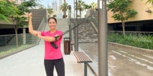 Frau macht sich bereit für TRX Armübungen